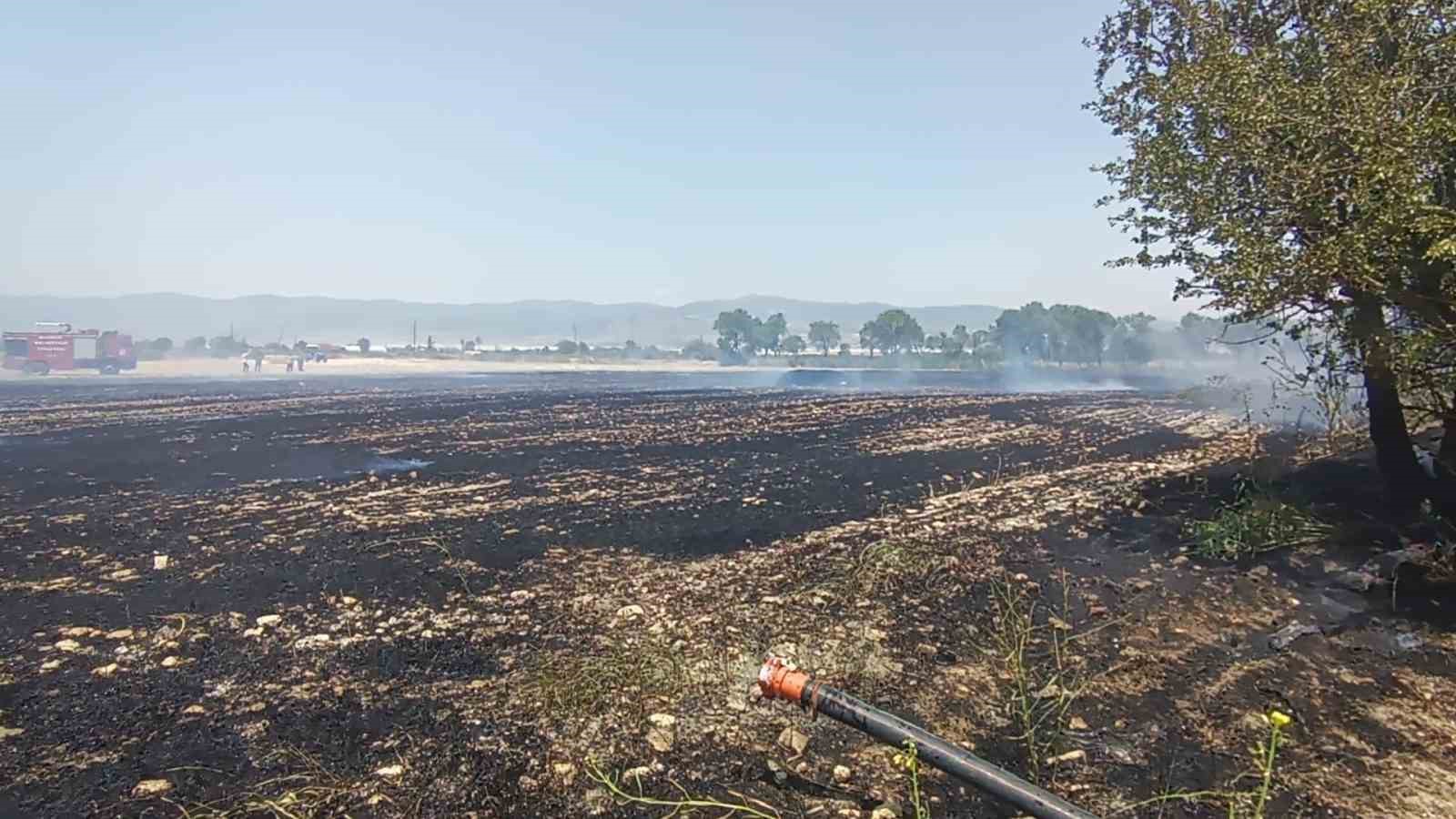 Burdur’da arazide çıkan yangında 10 dönüm anız, saman balyaları ve sulama boruları zarar gördü