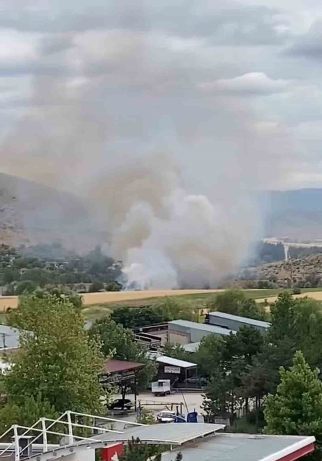 Arazide çıkan yangın yerleşim yerine sıçramadan söndürüldü