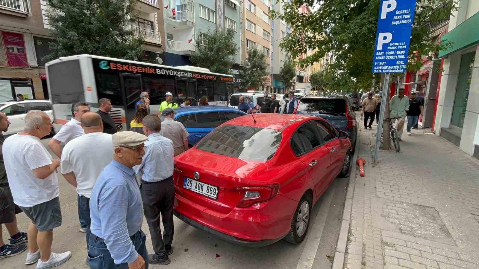 Kontrol&uuml; kaybedilen otomobil park halindeki ara&ccedil;lara &ccedil;arptı
