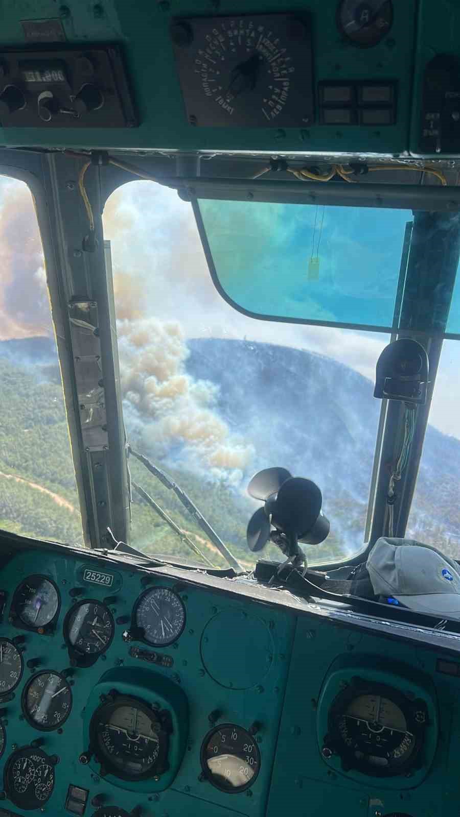 İzmir&rsquo;deki orman yangında kullanılan u&ccedil;ak sayısı 18&rsquo;e &ccedil;ıktı
