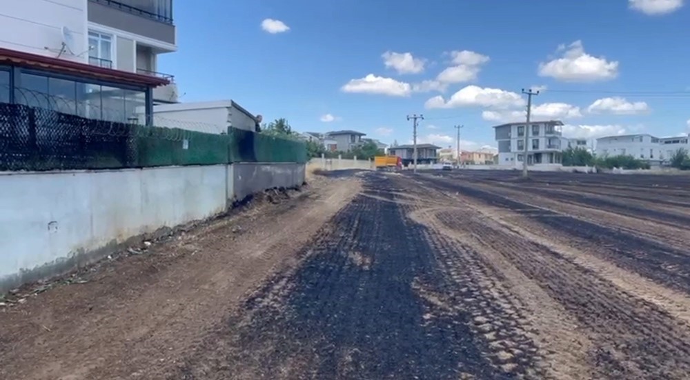 Tekirdağ&rsquo;da anız yangını mahalleyi tehdit etti
