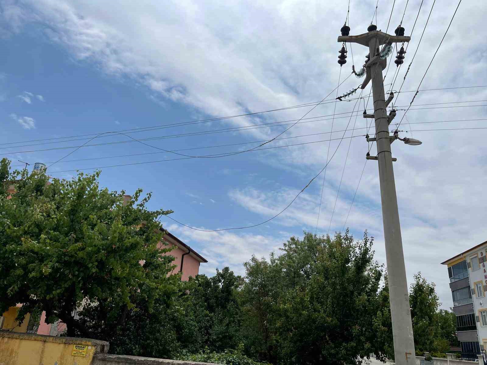 Kulu’da aşırı rüzgardan elektrik teli koptu, mahalle elektriksiz kaldı