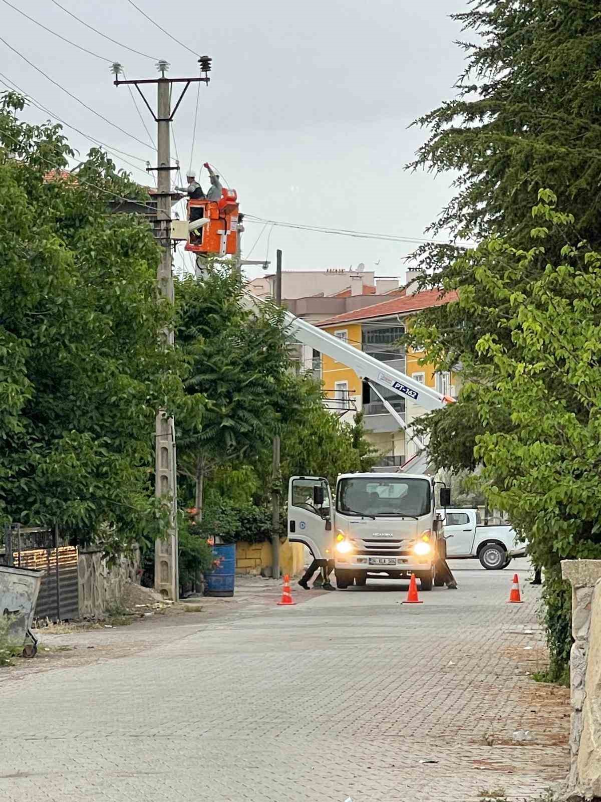 Kulu&rsquo;da aşırı r&uuml;zgardan elektrik teli koptu, mahalle elektriksiz kaldı

