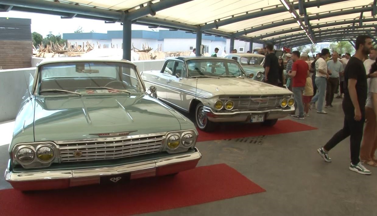 Klasik otomobil tutkunları Küçükçekmece’de bir araya geldi