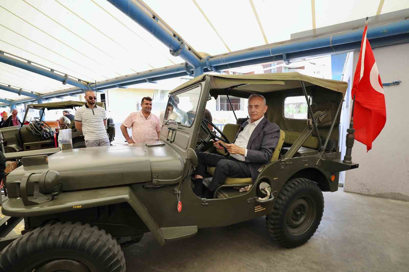 Klasik otomobil tutkunları K&uuml;&ccedil;&uuml;k&ccedil;ekmece&rsquo;de bir araya geldi
