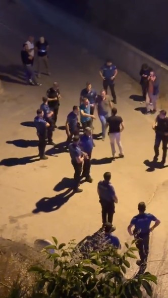 Silahlı şahıs polise direndi, teslim oldu