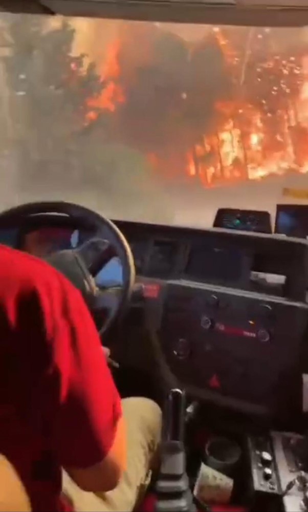 Alevlerin arasında kalan orman ekibi son anda kurtuldu