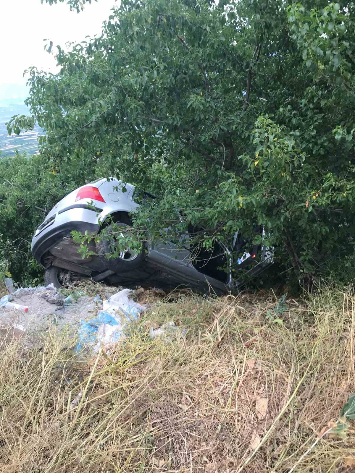 Yoldan savrulan otomobil ağaça çarparak durabildi