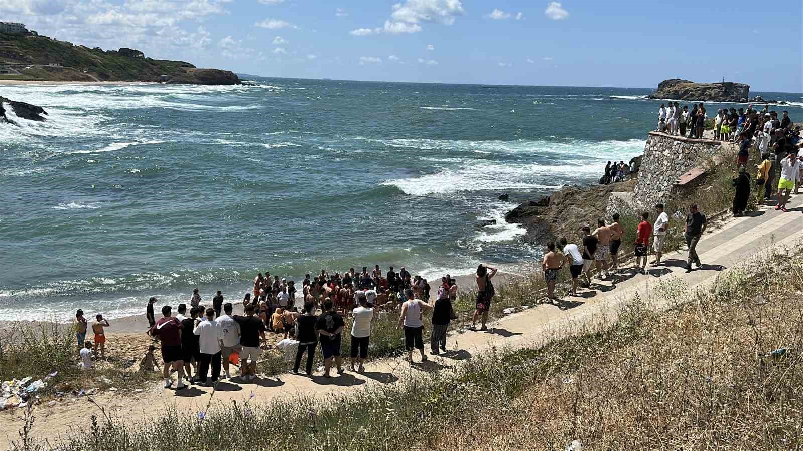 Beykoz&rsquo;da denize giren 4 kişiden biri ağır yaralandı, bir kişiyi arama &ccedil;alışmaları devam ediyor
