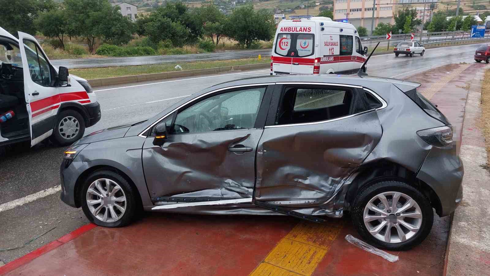 Samsun’da hafif ticari araç otomobile yandan çarptı: 3 yaralı