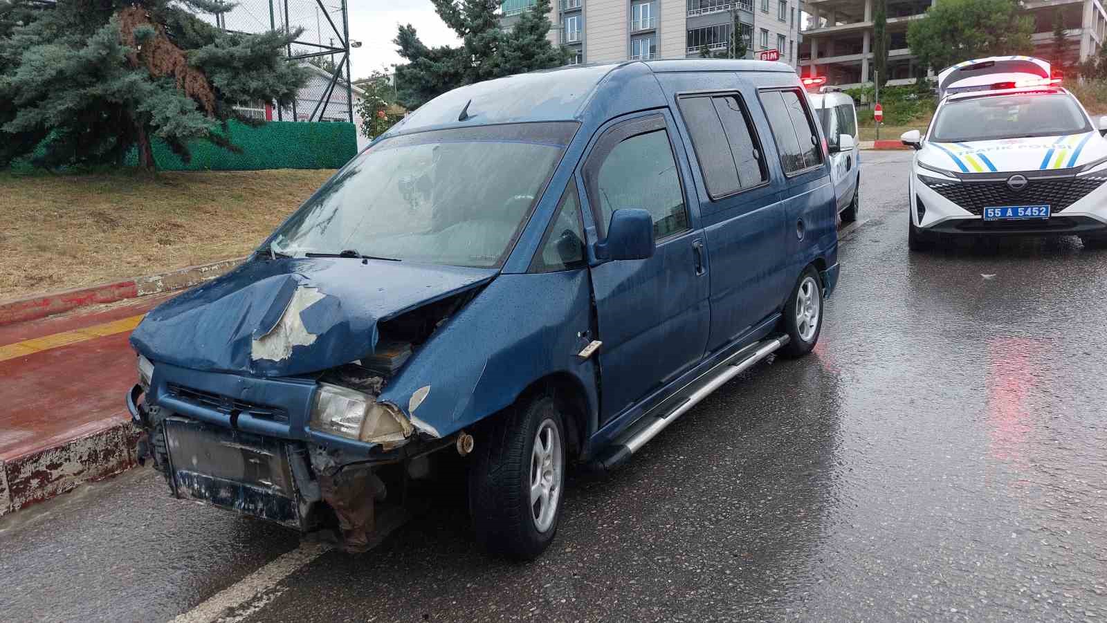 Samsun&rsquo;da hafif ticari ara&ccedil; otomobile yandan &ccedil;arptı: 3 yaralı
