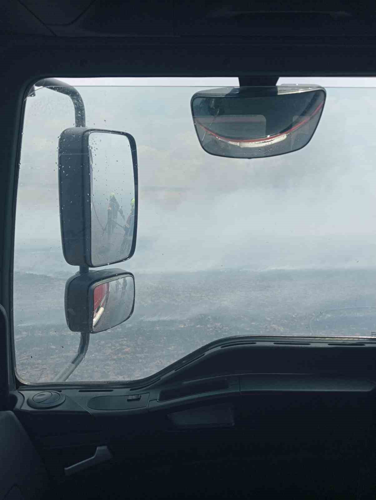 Bandırma Kayacık kırsalında anız ve ekili alan yangını korkuttu
