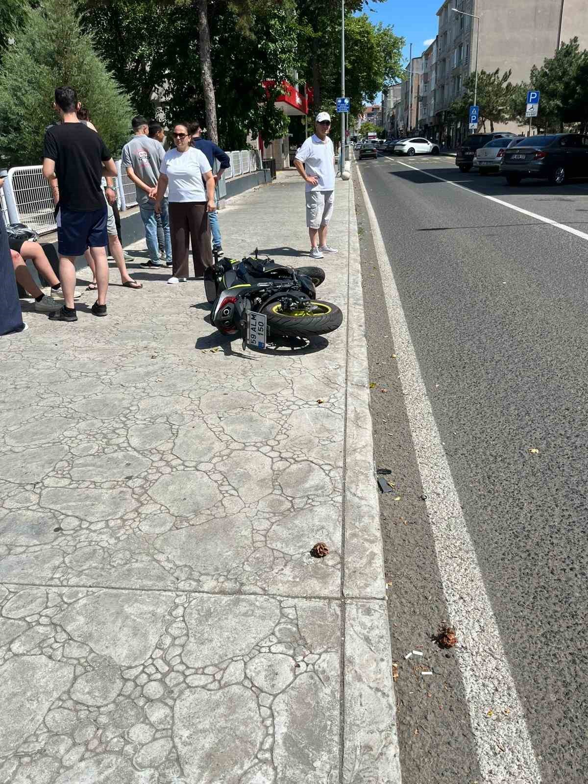 Kaza yapan motosiklet sürücüsünü kask korudu