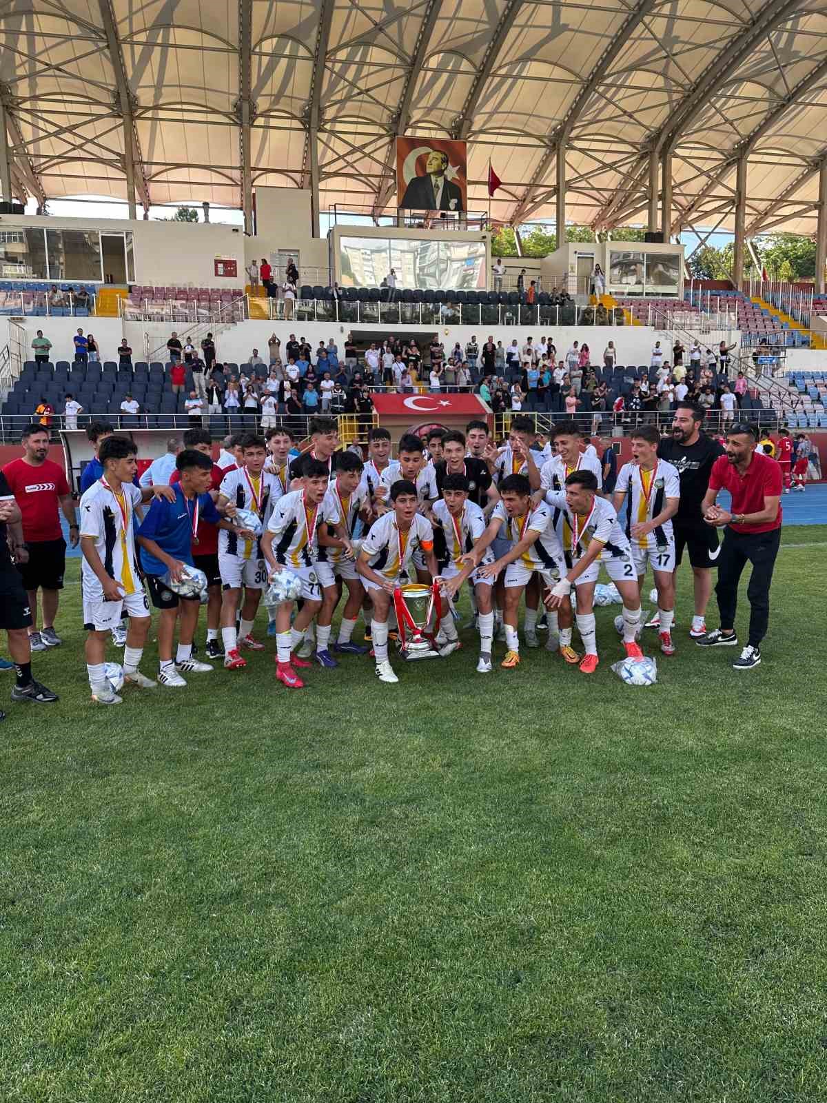 Başkan Yalçın: "Şampiyonu olan U15 takımımızı yürekten kutluyorum"
