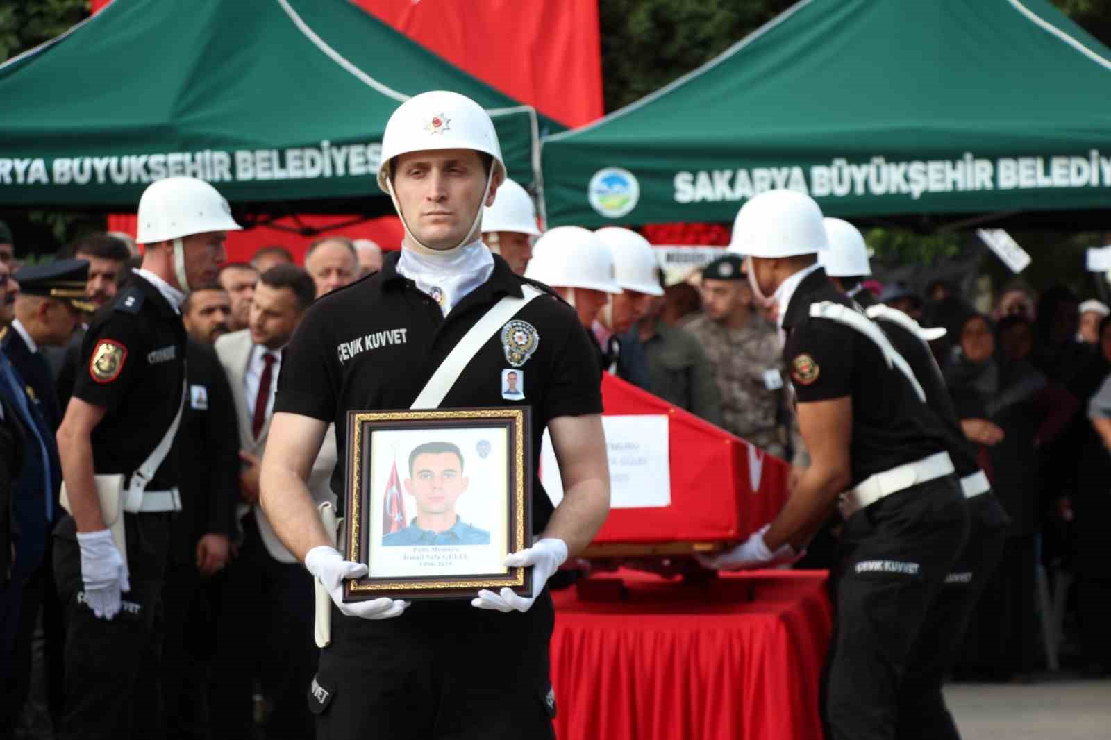 Çankırı’daki kazada hayatını kaybeden polis özel harekat kursiyeri Sakarya’da defnedildi