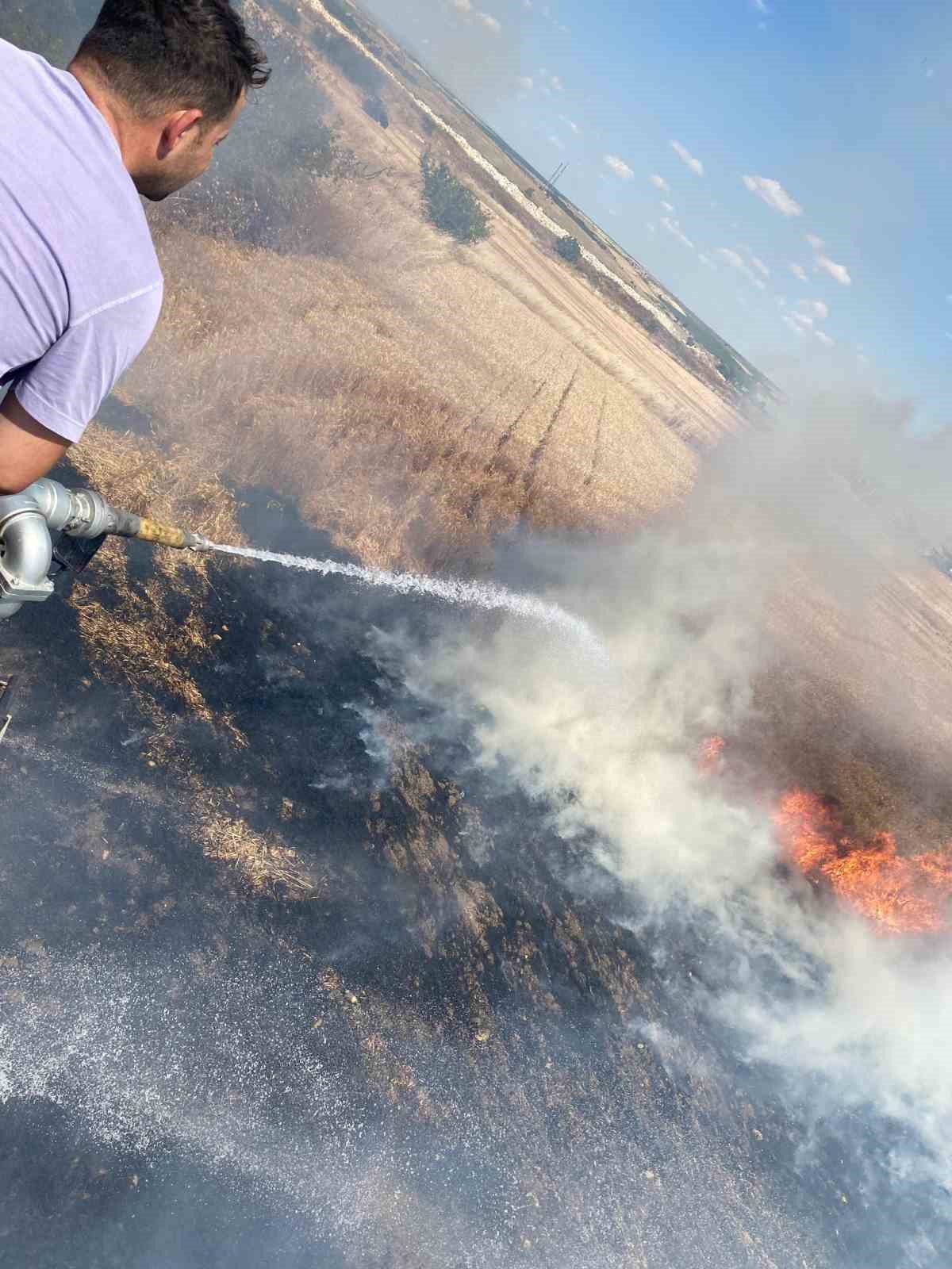 Edirne&rsquo;de buğday tarlaları alev alev yandı
