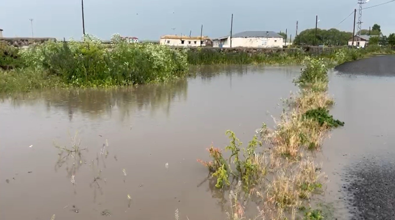 Kars’ta ahırlar ve ekili alanlar sular altında kaldı