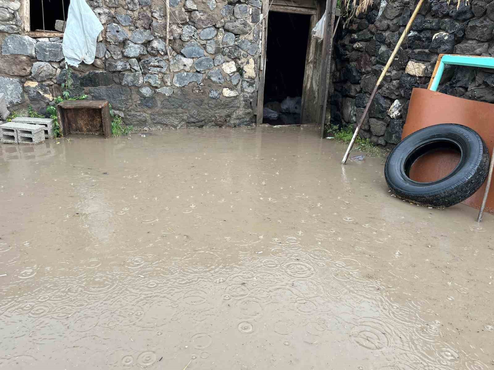 Kars’ta ahırlar ve ekili alanlar sular altında kaldı 