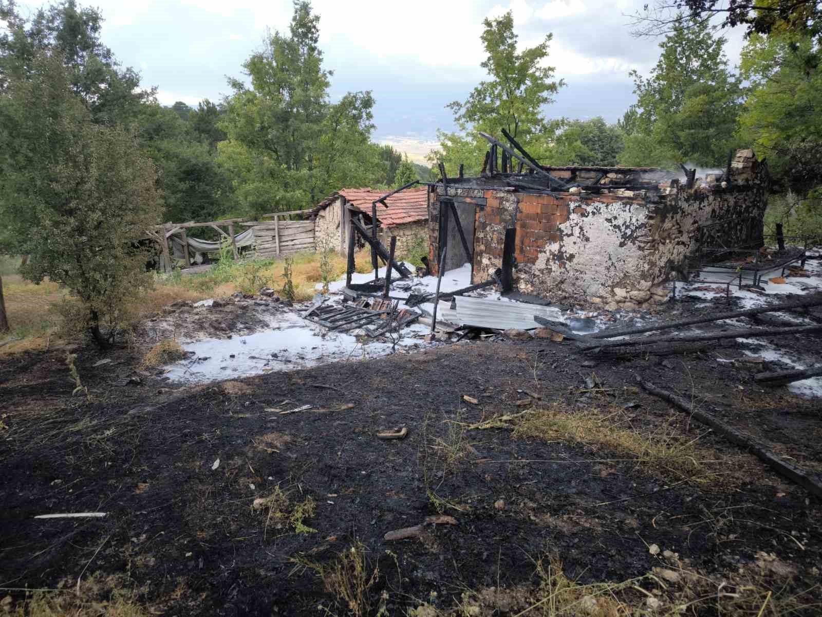 Domaniç’te baraka yangını korkuttu