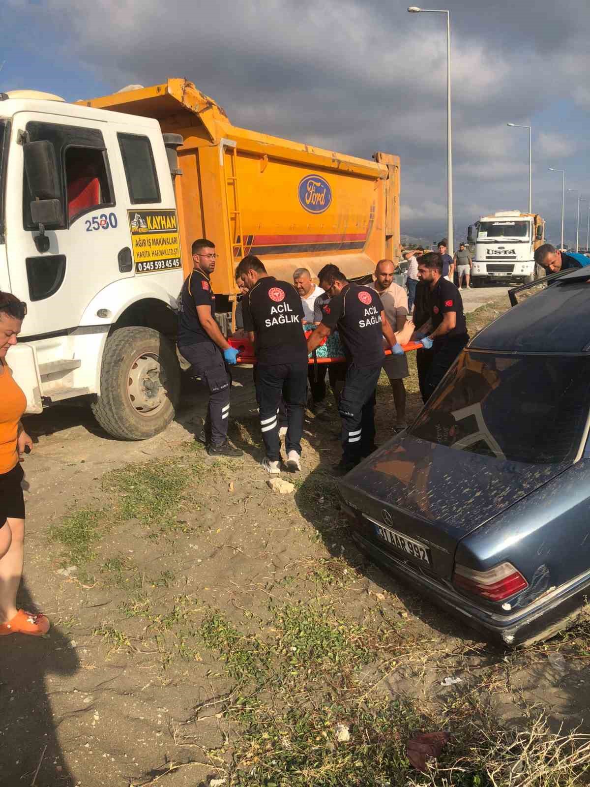 Park halindeki araca çarpıp kum tepesine saplandı