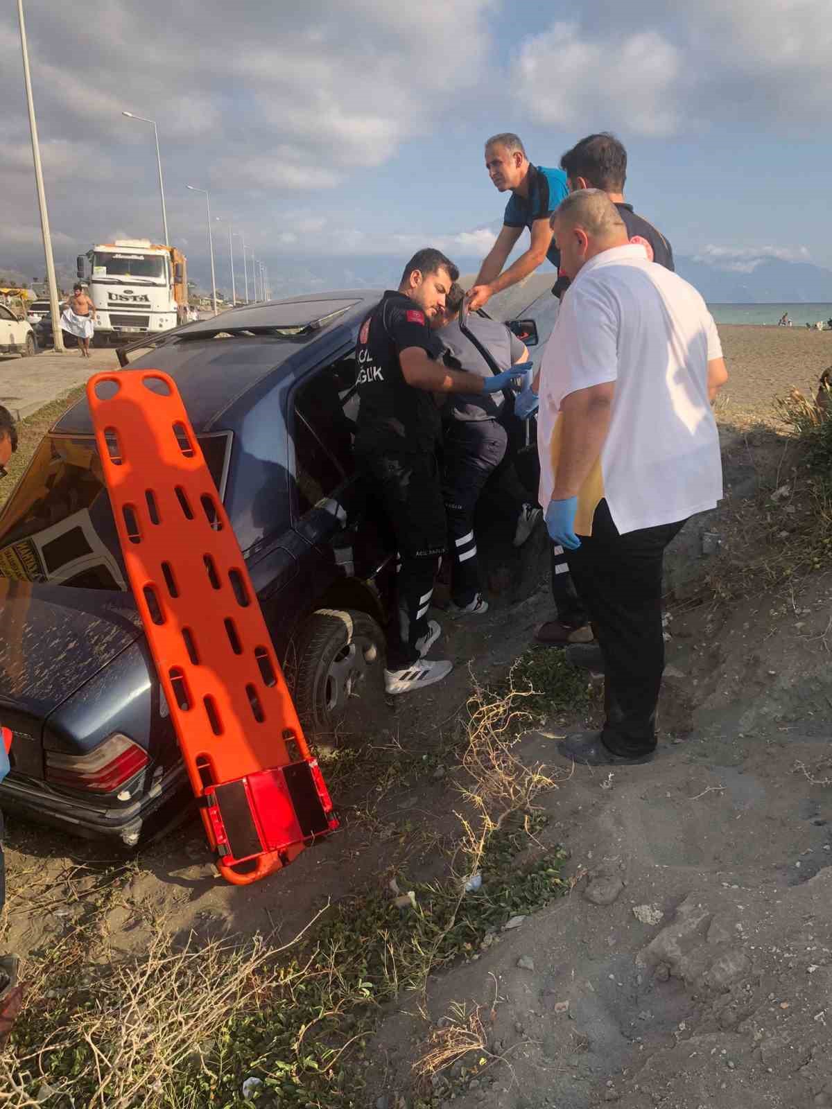 Park halindeki araca &ccedil;arpıp kum tepesine saplandı
