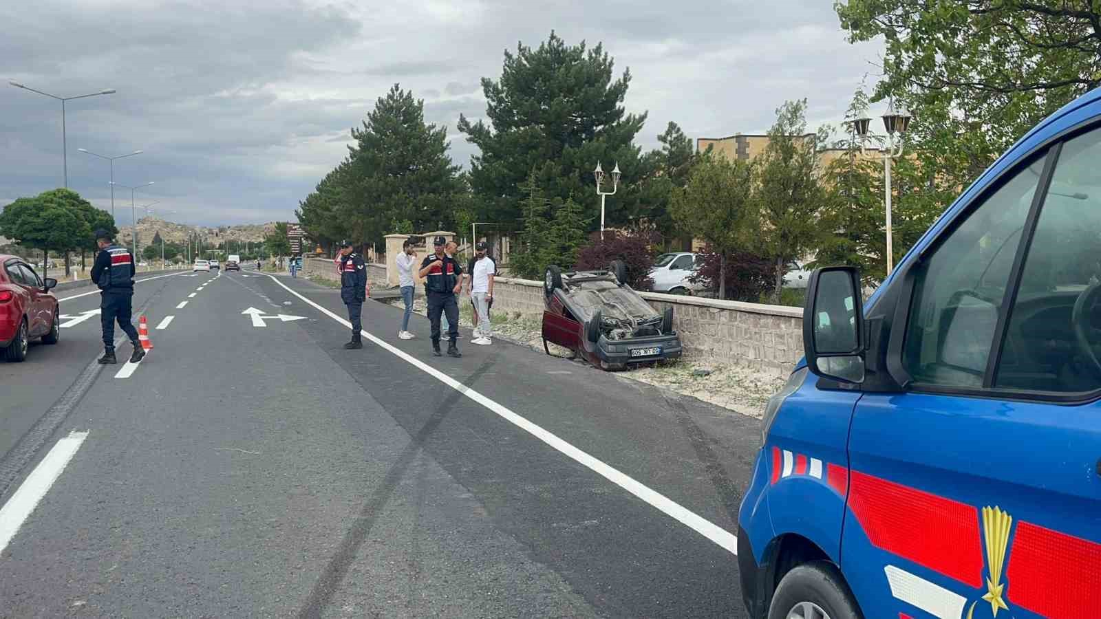 Kediye &ccedil;arpmamak i&ccedil;in manevra yapınca aracı takla attı
