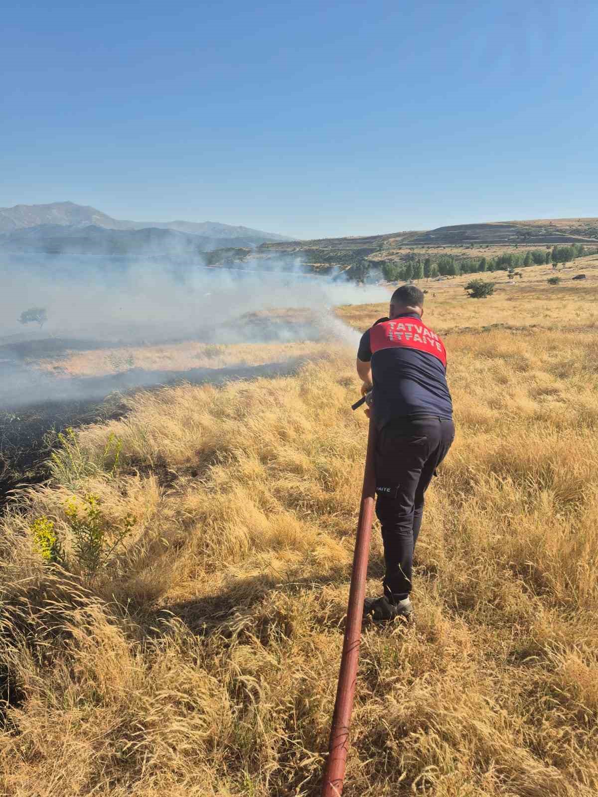 Bitlis’te iki ayrı noktada örtü yangını