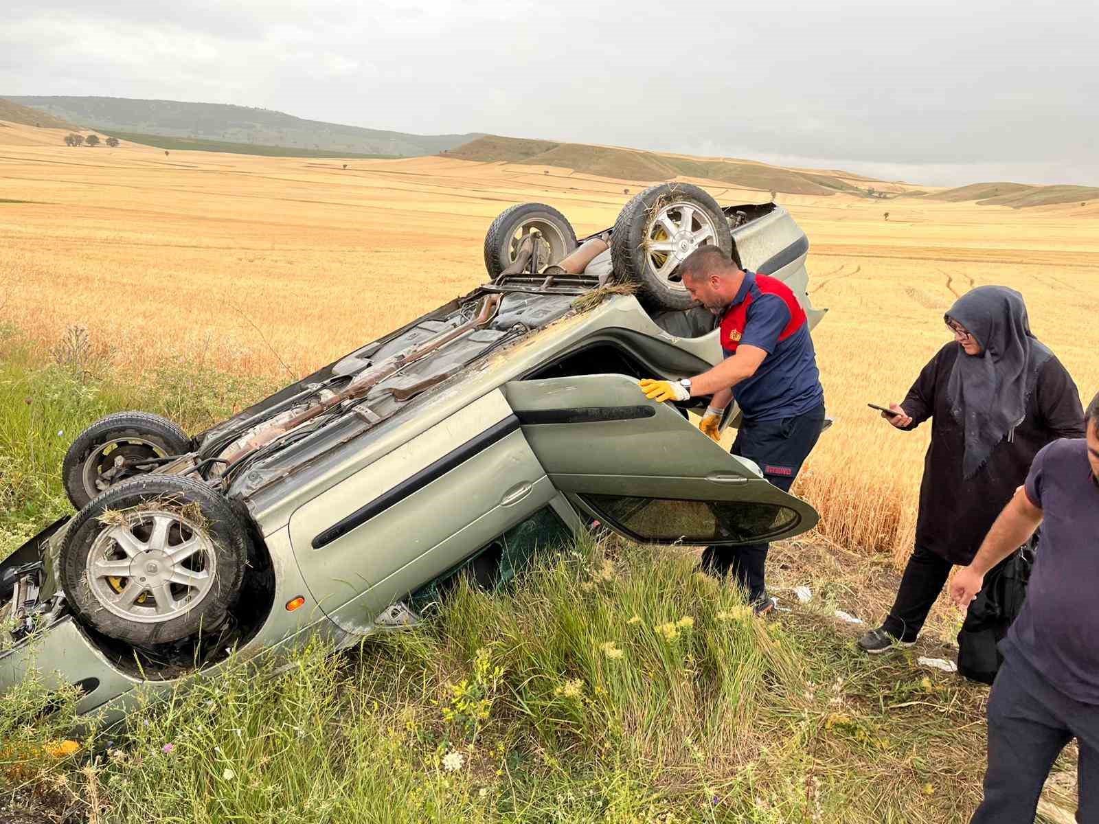Yağmurun kayganlaştırdığı yolda otomobil takla attı: 3 yaralı