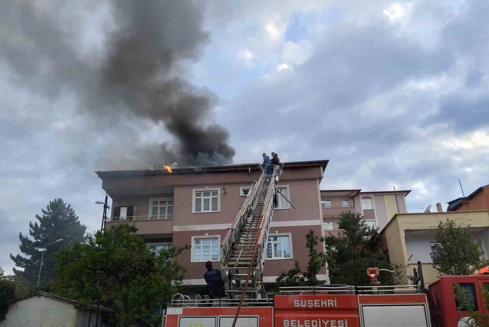 Sivas’ta korkutan çatı yangını