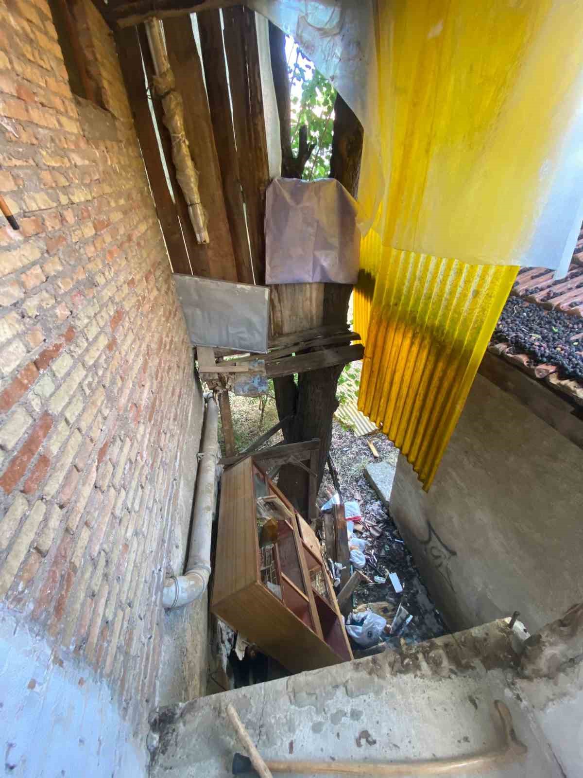 Burdur’da ahşap balkon çöktü: Anne ve kızı yaralandı
