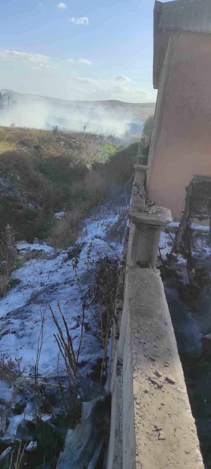 Park halindeki kamyonda &ccedil;ıkan yangın otluk alana sı&ccedil;radı
