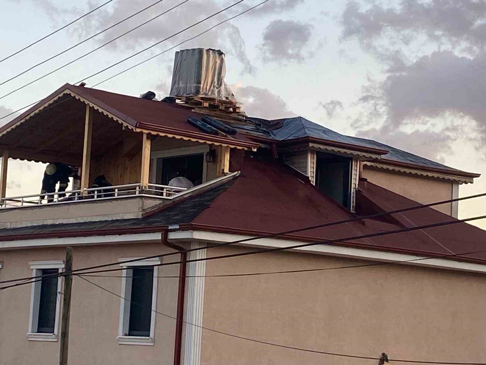 Çatı tamiri sırasında çıkan yangın korkuttu