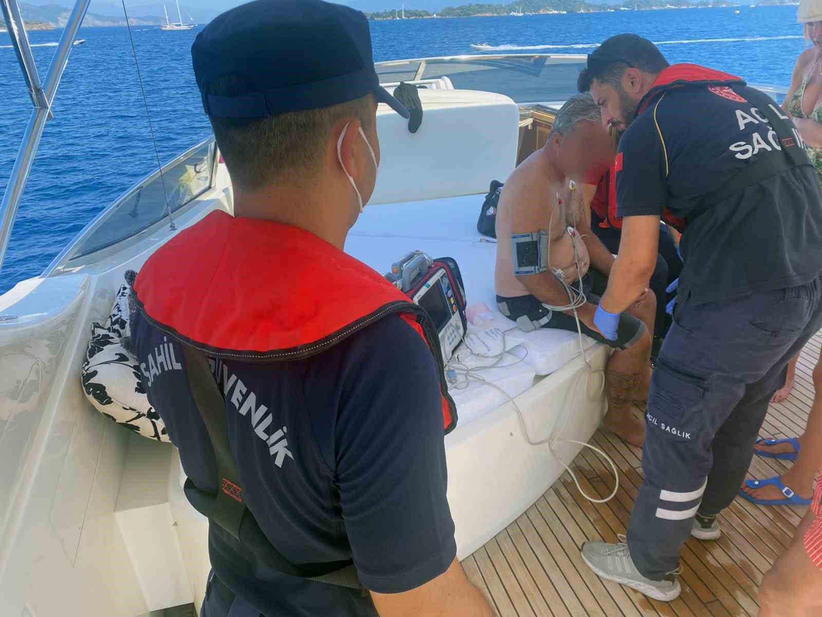 Fethiye’de 2 vatandaşa denizden tıbbi tahliye gerçekleştirildi