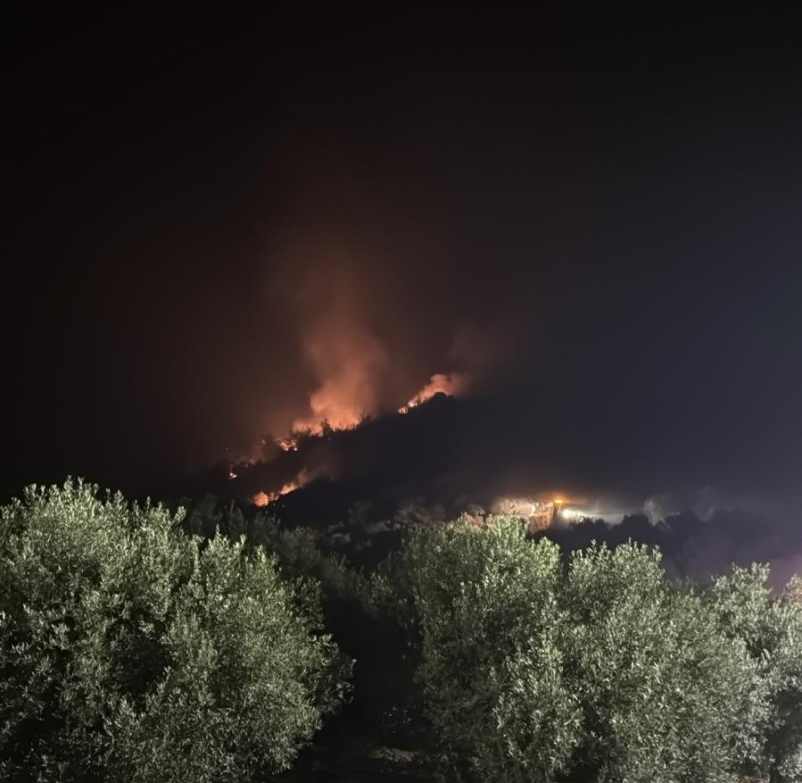 İzmir’deki yangın yerleşim yerlerini tehdit etmeye devam ediyor