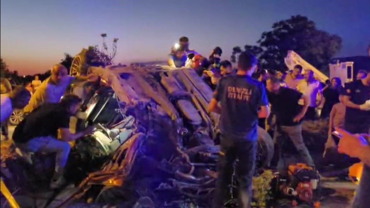 Aşırı hız yüzünden refüjdeki ağaca çarpan otomobil hurdaya döndü: 1 yaralı