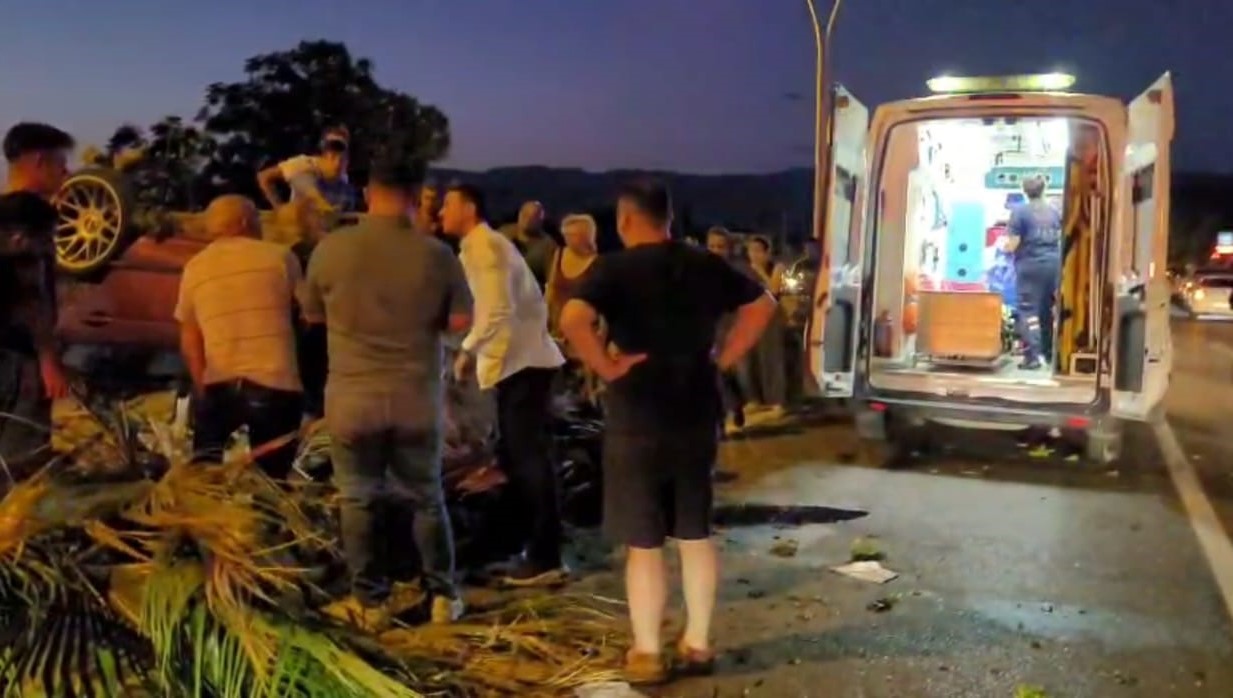 Aşırı hız yüzünden refüjdeki ağaca çarpan otomobil hurdaya döndü: 1 yaralı
