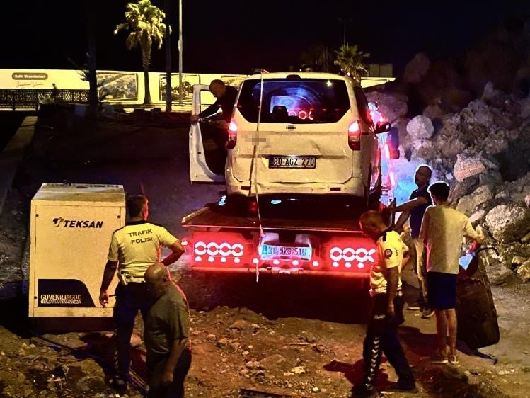 Yol sanılan bina enkazına ikinci kez araç uçtu