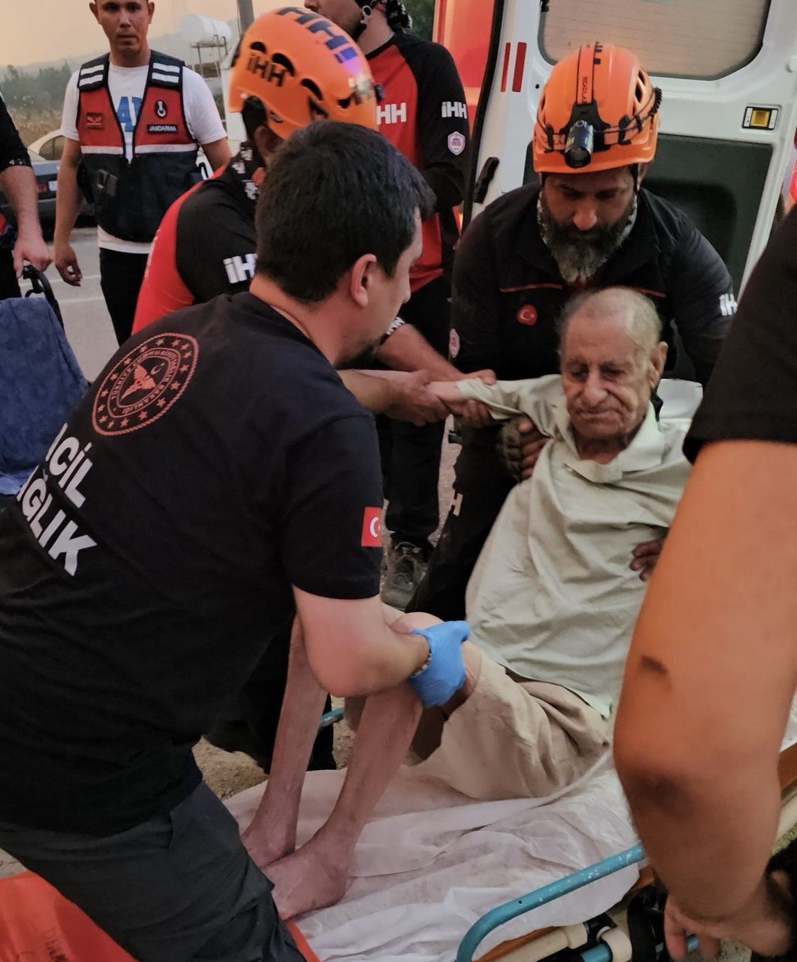 İzmir’deki yangından duygu dolu görüntüler: Mahsur kalanları ekipler böyle kurtardı
