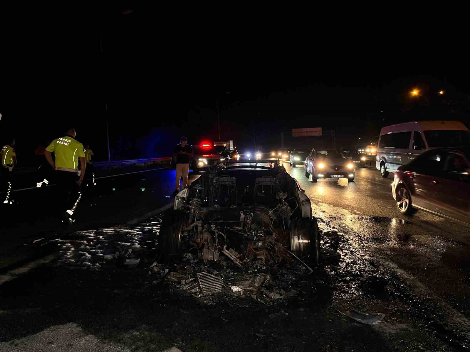 Bahçelievler’de alev alev yanan lüks otomobil hurda yığınına döndü
