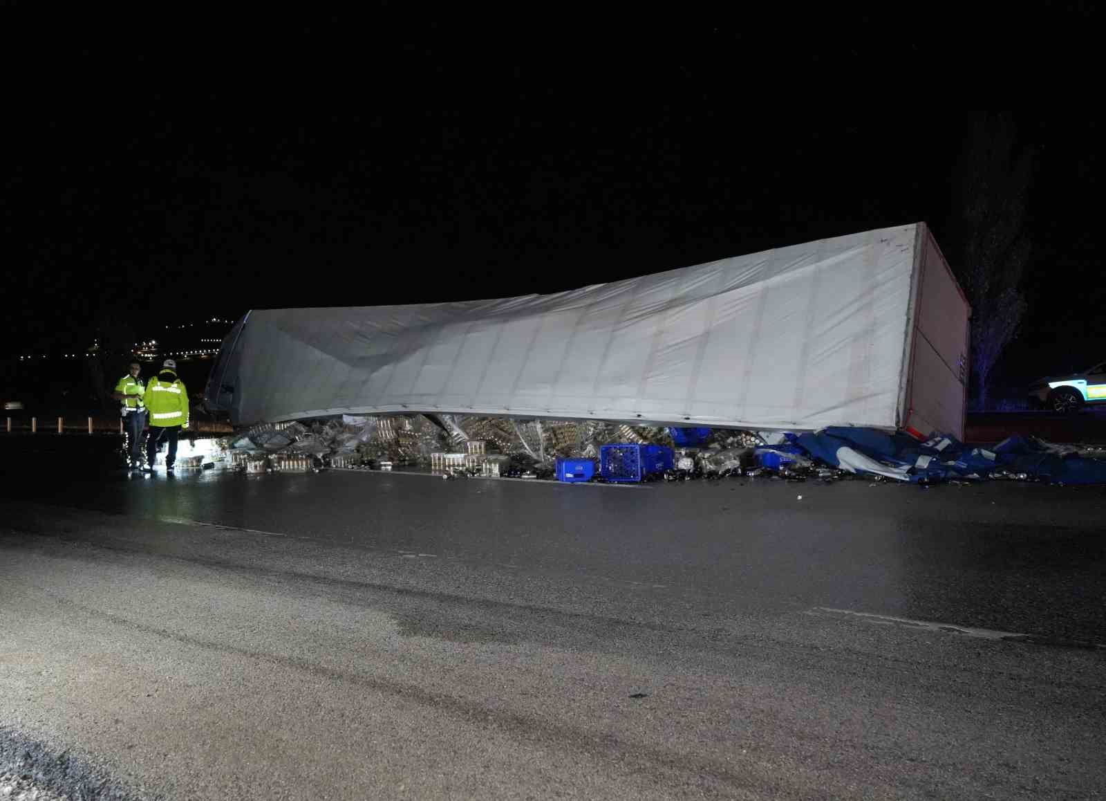 Kırıkkale’de alkol yüklü tır devrildi