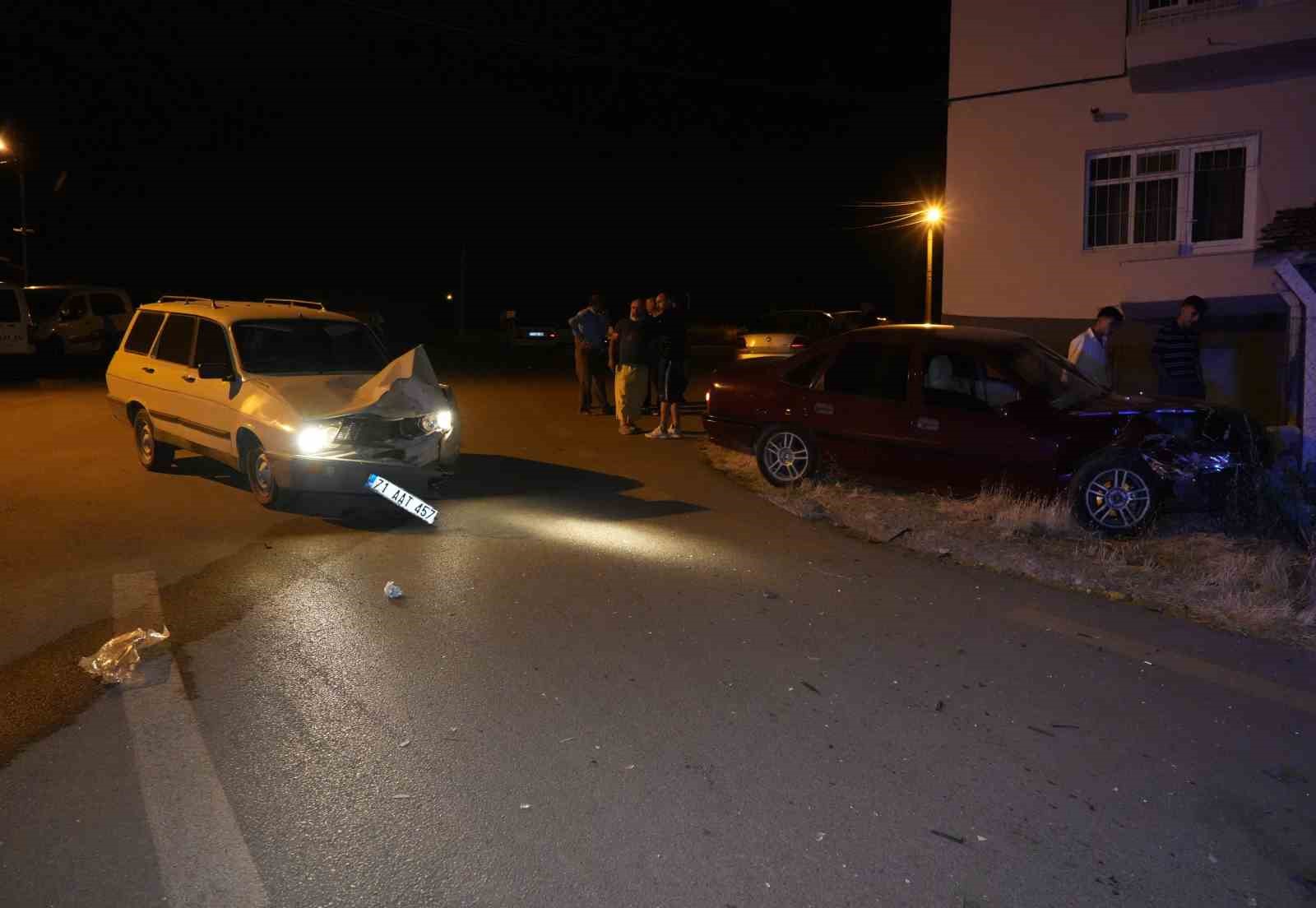 Kırıkkale’de iki otomobil kafa kafaya çarpıştı: 3 yaralı