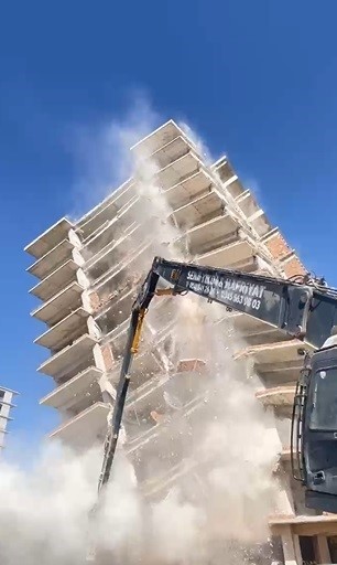 Deprem etkisi oluşturan 13 katlı bina yerle bir olma anı kamerada