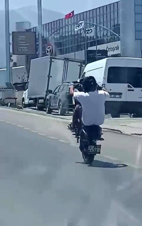 Hatay’da motosikletlinin tehlikeli hareketleri yürekleri ağza getirdi