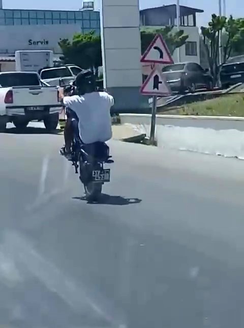 Hatay&rsquo;da motosikletlinin tehlikeli hareketleri y&uuml;rekleri ağza getirdi
