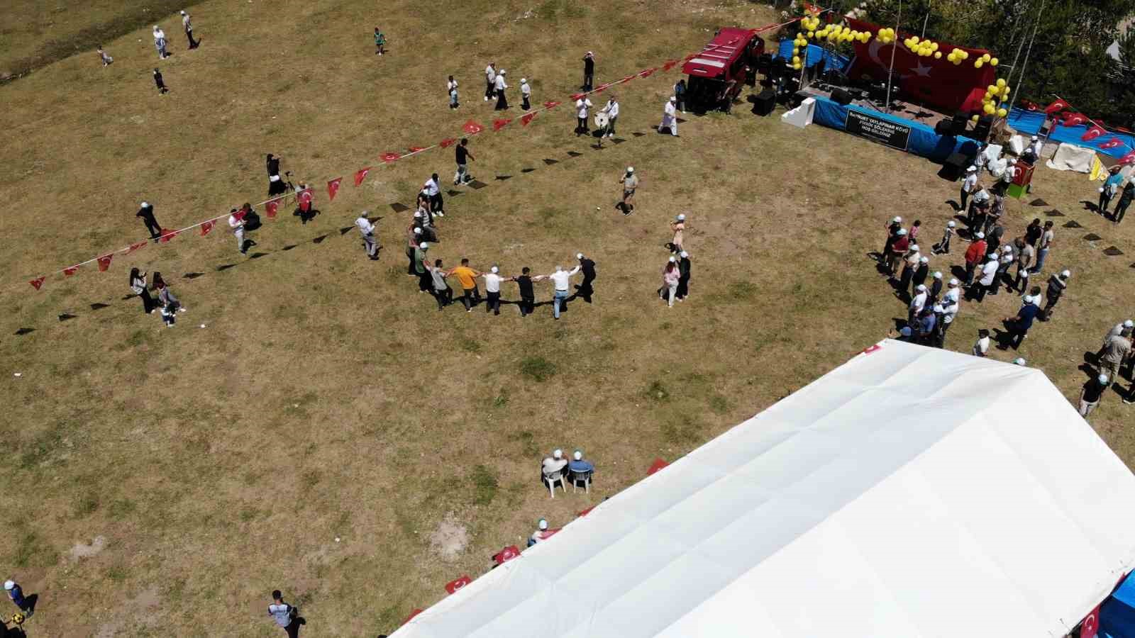 Bayburt’un 2 bin 114 rakımlı dağ köyünde ilk kez düzenlenen piknik şöleni renkli görüntülere sahne oldu