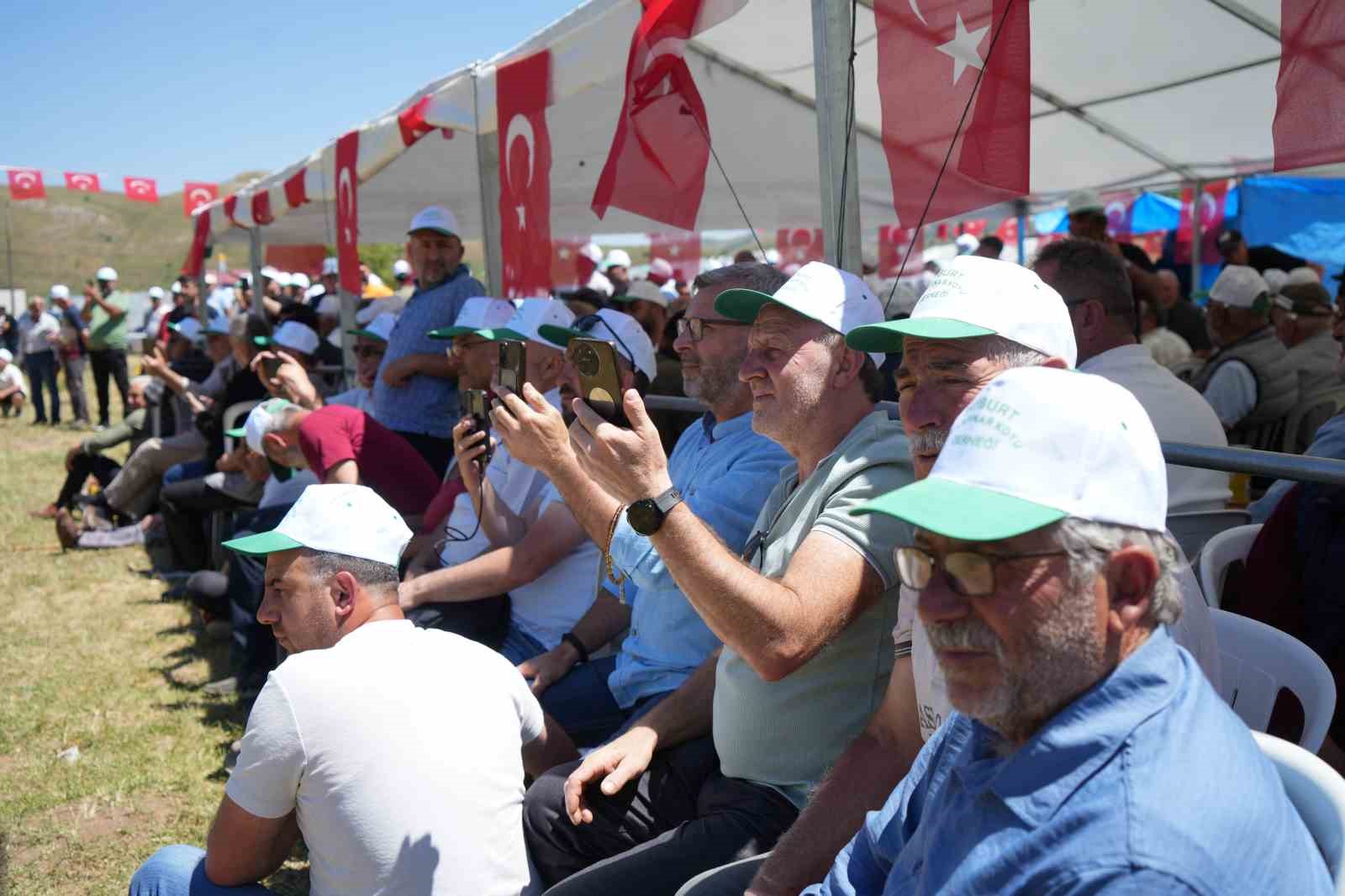 Bayburt&rsquo;un 2 bin 114 rakımlı dağ k&ouml;y&uuml;nde ilk kez d&uuml;zenlenen piknik ş&ouml;leni renkli g&ouml;r&uuml;nt&uuml;lere sahne oldu

