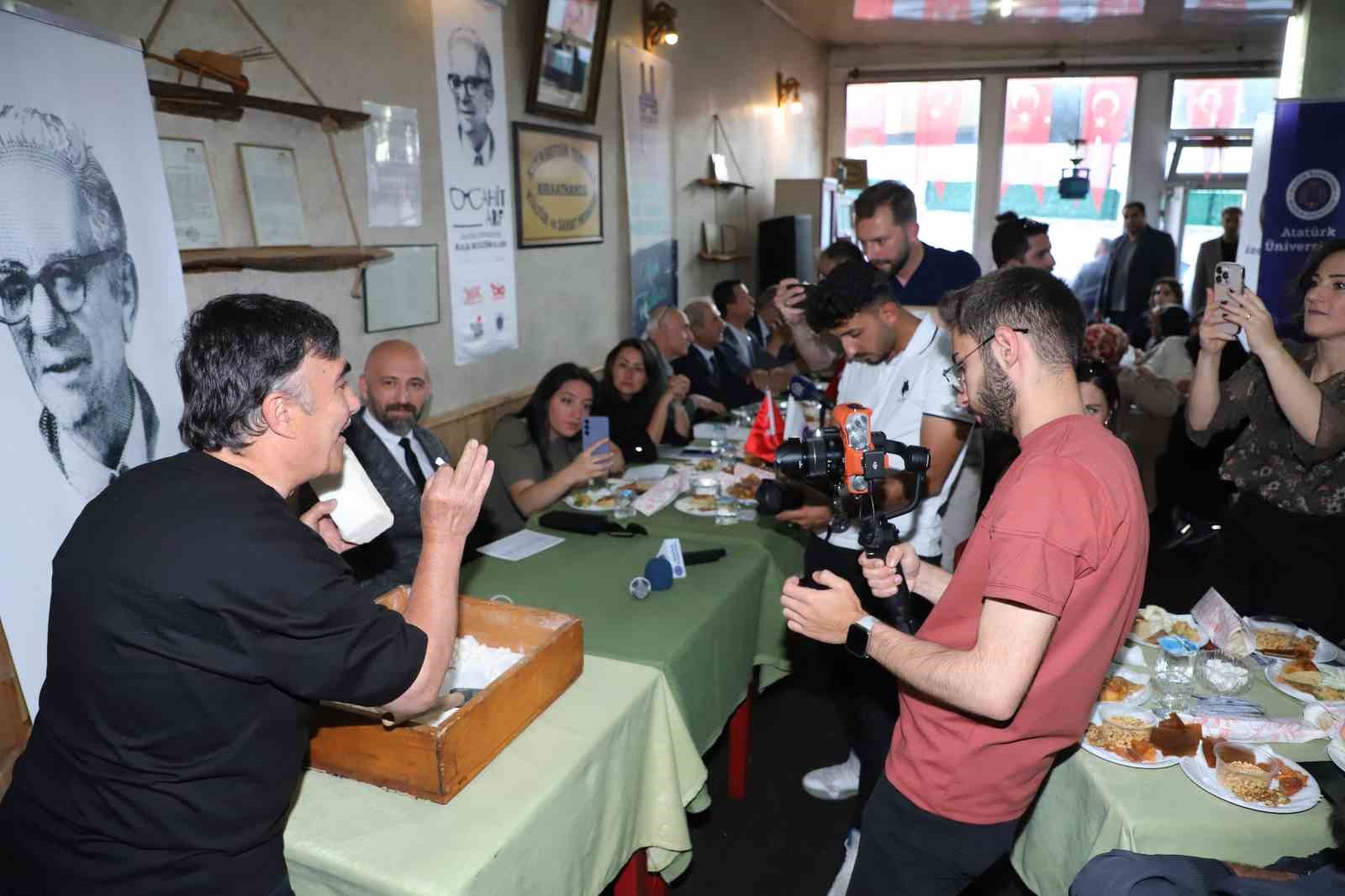 "Cahit Arf halk buluşmaları: Temelli kıraathanesinde bilim ve k&uuml;lt&uuml;r sohbetleri" programı yoğun ilgi g&ouml;rd&uuml;
