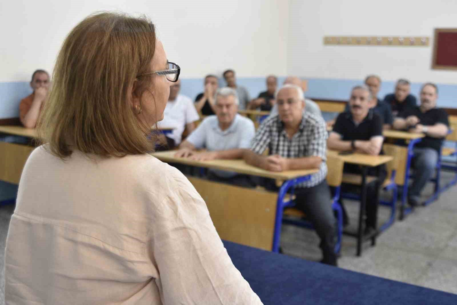 39 yıl sonra aynı okul sıralarında buluştular