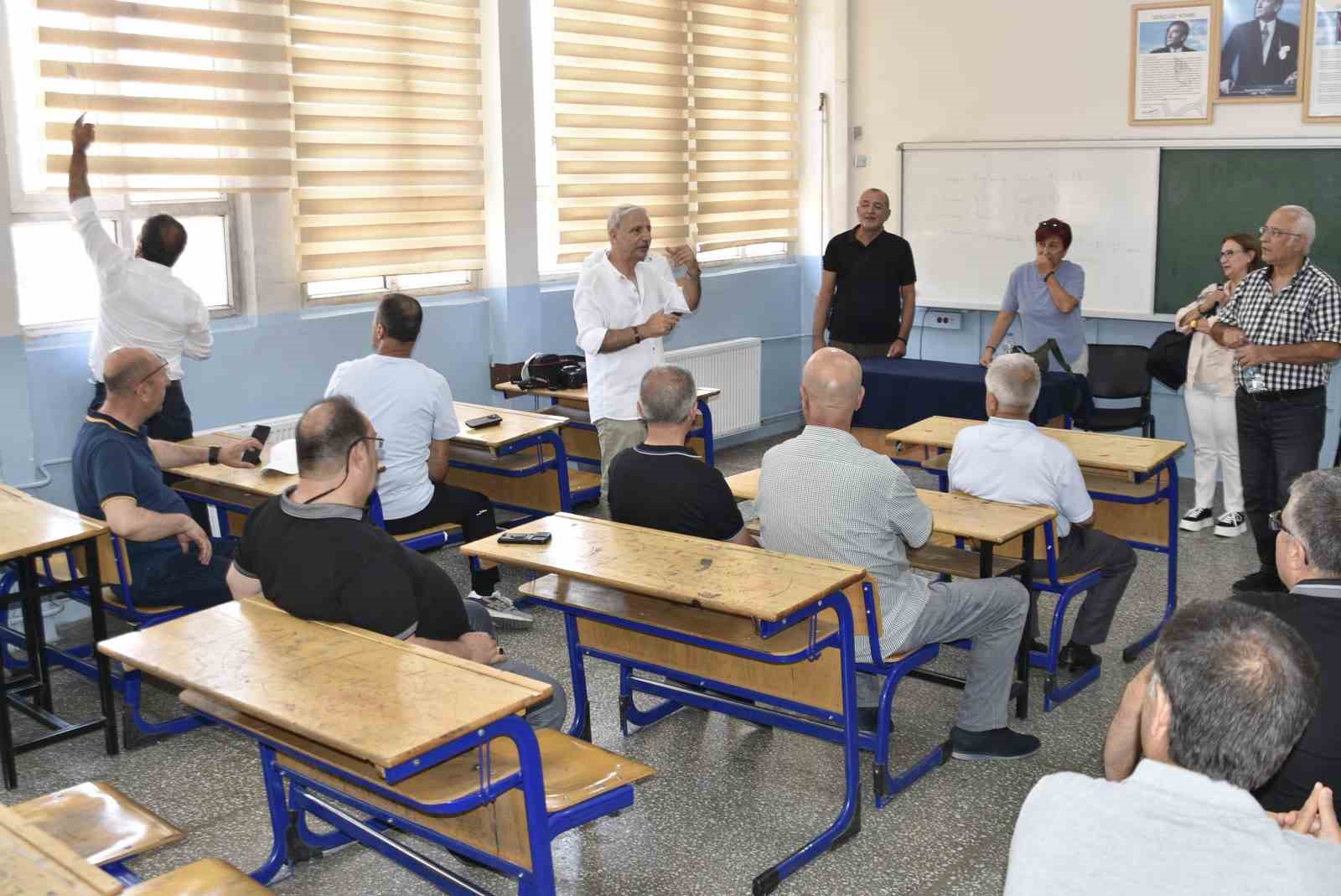 39 yıl sonra aynı okul sıralarında buluştular
