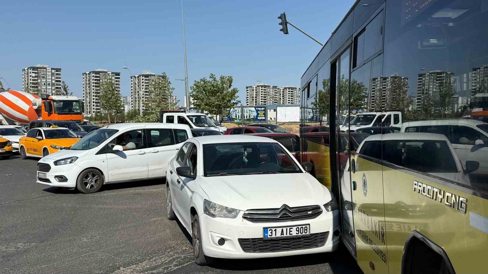 Halk otobüsü ile otomobilin çarpıştığı maddi hasarlı kazada trafik felç oldu
